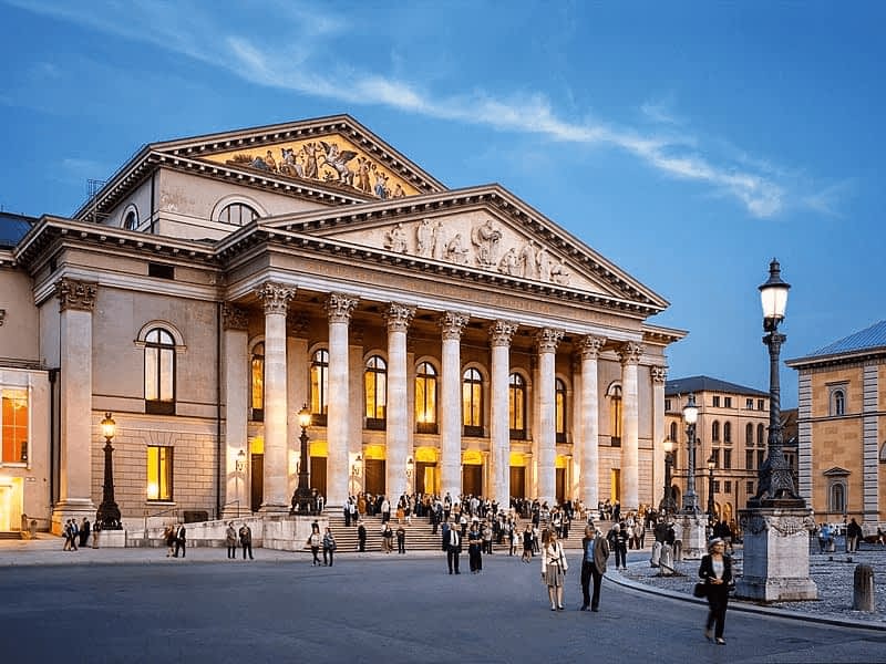 Bavarian State Opera National Theatre in the evening by Felix Löchner (image 2005 by München Tourismus)